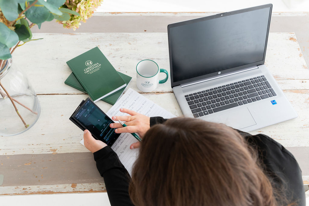 Christina Grootveld analyseert een aandeel met haar laptop, notities en beleggingsmateriaal